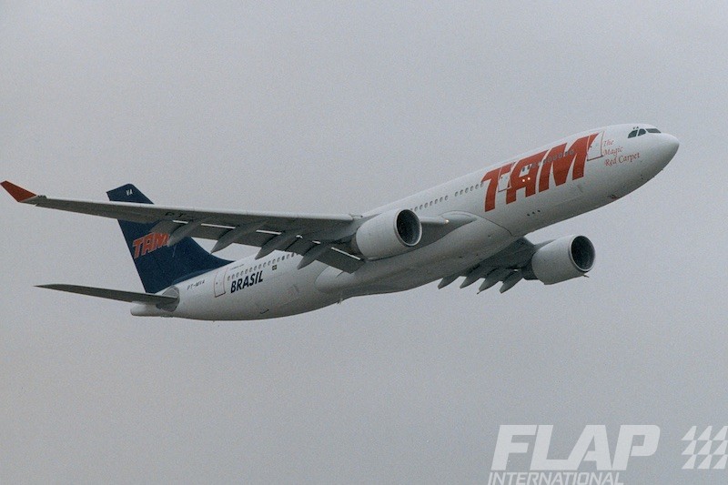 PT-MVA / A330-200 / TAM