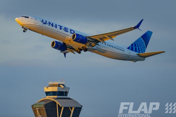 N37464 / 737-900 / United