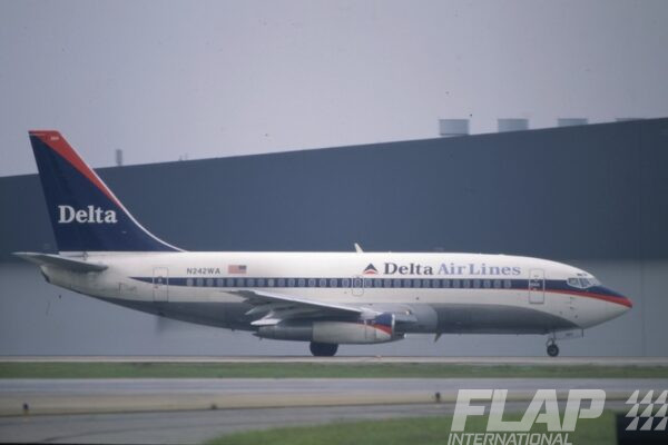 N242WA / 737-200 / Delta