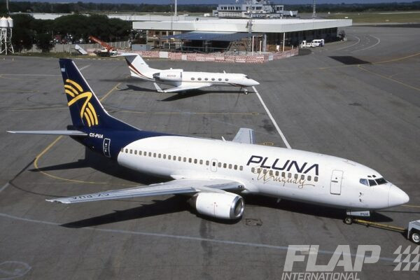 CX-PUA / 737-300 / PLUNA