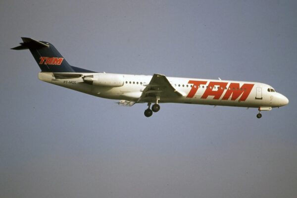 PT-MQG / Fokker 100 / TAM