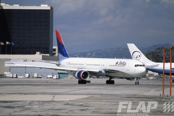 N837MH / 767-400 / Delta