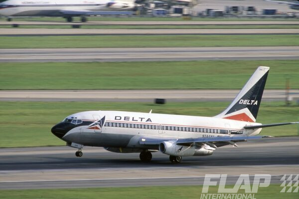 N244NW / 737-200 / Delta
